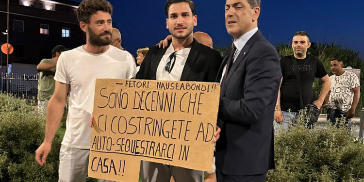 Protesta cittadini a Cuma: «Troppi miasmi da depuratore»