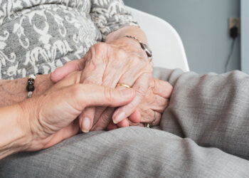 L’appello: «Illuminiamo i palazzi di viola in occasione della giornata mondiale dell’alzheimer»