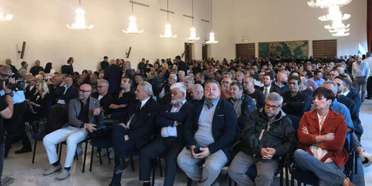 Disastro sanità, il centrodestra attacca De Luca e si propone come alternativa