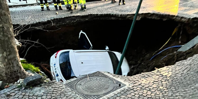 Voragine via Morghen, FdI Napoli: vicini a residenti e negozianti