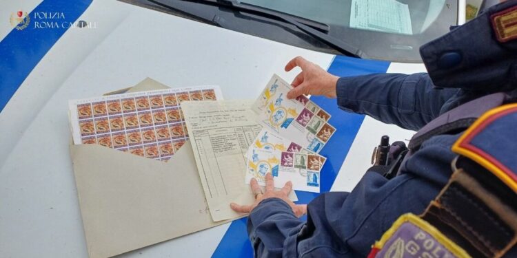 Blitz in un terreno a Roma, trovati 10mila francobolli collezione Vaticano