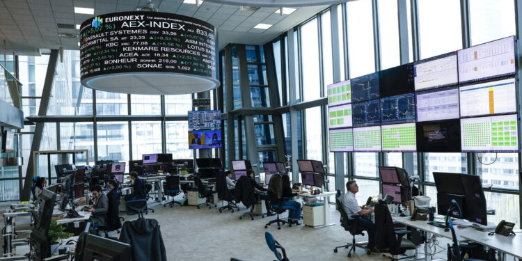 Borsa: Europa senza slancio, future Usa in rialzo, Milano +0,05%