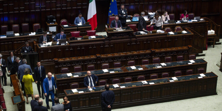 Via libera della Camera al piano casa, 165 sì. Prima uno scontro tra opposizioni e FnV: “Richiamate alle leggi razziali”