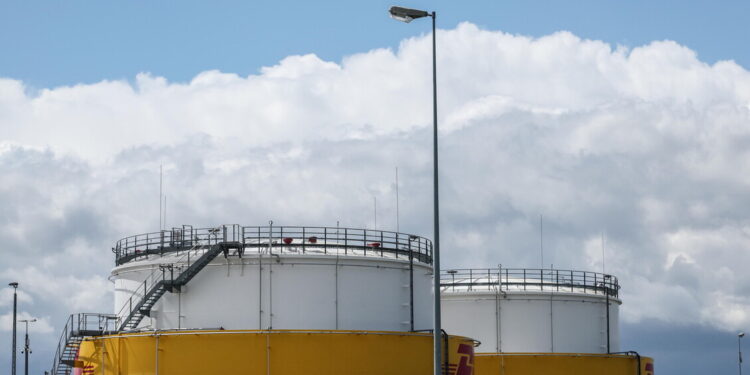 Il Brent scende sotto 75 dollari per prima volta da inizio guerra in Iran