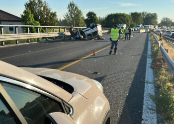 Auto si ribalta in A14, morta una donna e grave bimbo di 6 mesi