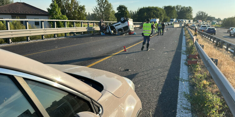 Auto si ribalta in A14, morta una donna e grave bimbo di 6 mesi