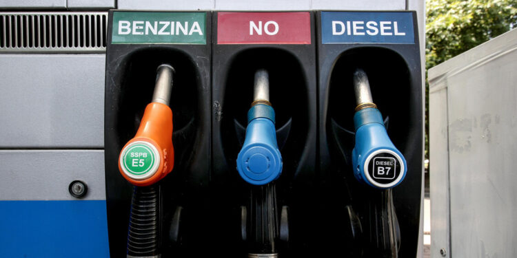 Urso convoca principali compagnie petrolifere su prezzi carburante