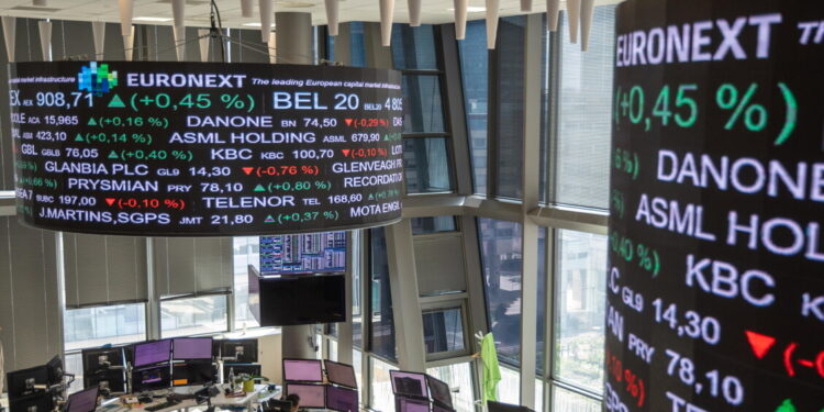 Borsa: Europa in calo, pesano i titoli tecnologici, Milano -1,3%