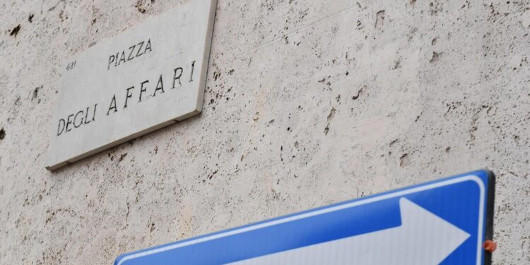 Borsa: Milano riduce il rialzo (+0,1%), corre Stm, debole Buzzi