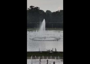 Fulmine colpisce una fontana in Polonia e… la manda ko