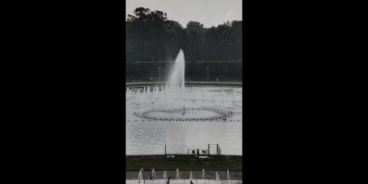 Fulmine colpisce una fontana in Polonia e… la manda ko