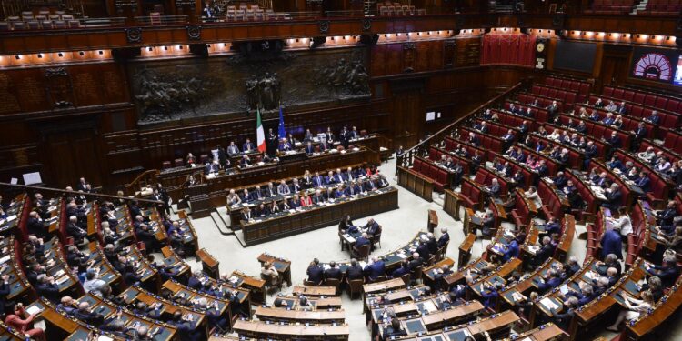 Legge elettorale, scintille alla Camera: Magi espulso e seduta sospesa