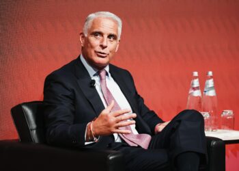 Unicredit, Orcel lancia la sfida globale: “Competeremo con i colossi del Fintech”