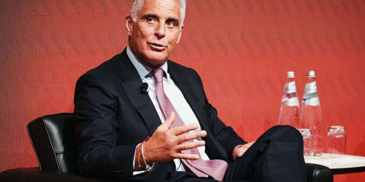 Unicredit, Orcel lancia la sfida globale: “Competeremo con i colossi del Fintech”
