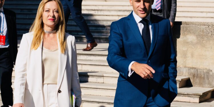 Meloni ritrova Macron, si scioglie il ‘gelo’ sotto il sole di Antibes: “Iniziativa in Libano”