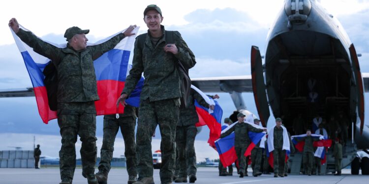 Italia e Francia scettiche sul bando Ue contro ex combattenti russi: le ragioni del no.