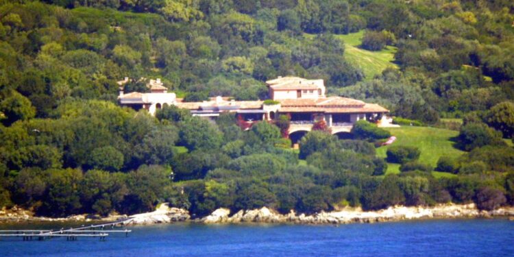 Villa Certosa ai reali del Qatar: la famiglia Berlusconi incassa 350 milioni