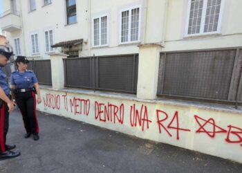 Scritta firmata Br con minacce a Nordio su un muro a Roma