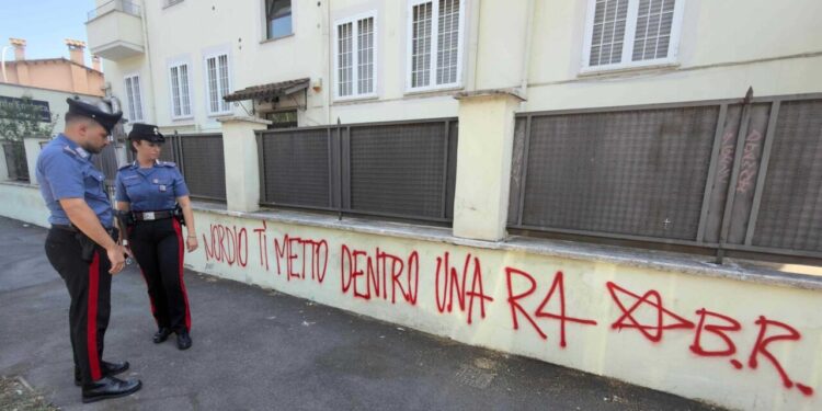 Scritta firmata Br con minacce a Nordio su un muro a Roma