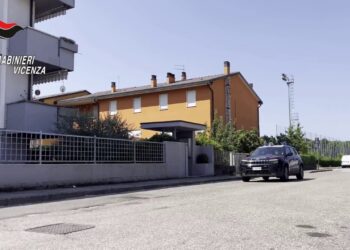Si finge un carabiniere e si fa consegnare gioielli per 50mila euro