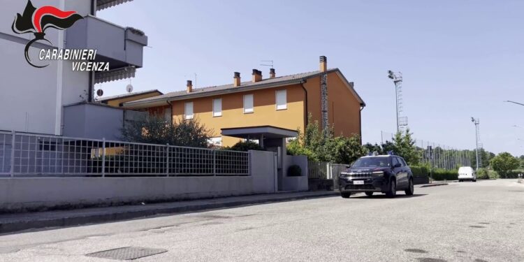 Si finge un carabiniere e si fa consegnare gioielli per 50mila euro