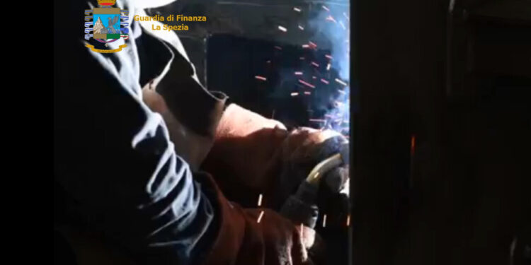 Beni alla moglie dopo condanna per mafia, Gdf sequestra casa, auto e Rolex