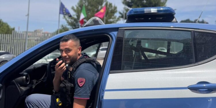Bagnino in difficoltà durante soccorso, poliziotto mette in salvo 3 persone