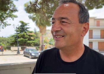 Appello sospende efficacia della decadenza, Lucano torna sindaco di Riace