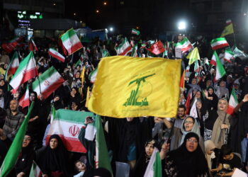 In corteo con bandiera di Hezbollah, indagata per istigazione al terrorismo
