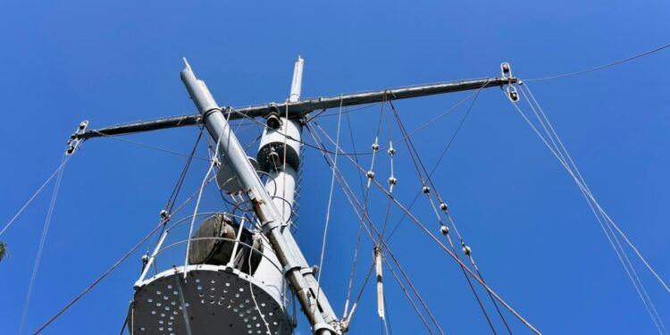 Tempesta sul Vittoriale, spezzato l’albero maestro di Nave Puglia