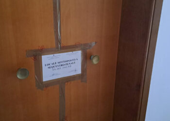 Uccisa in casa, il marito 39enne resta in carcere per omicidio pluriaggravato