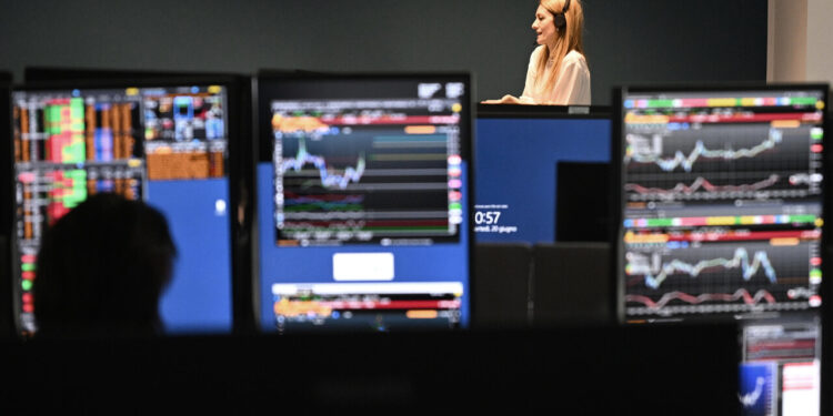 Borsa: l’Europa sale con gli occhi all’Iran, Milano +0,7%. Cala il petrolio