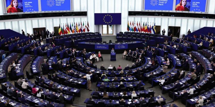 Chat Control 1.0 al voto al Parlamento Ue, cos’è la legge che rimuove la privacy dalle chat