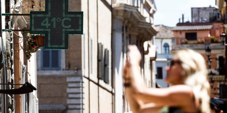 Ondate di calore, non solo crisi ambientale: quanto costa il riscaldamento globale all’Italia