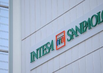 Conti Intesa Sanpaolo, utile a 5,6 miliardi nel semestre e obiettivo 2026 oltre i 10 miliardi
