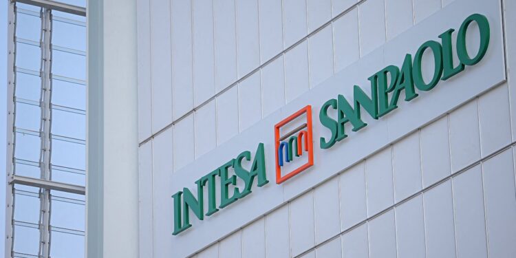 Conti Intesa Sanpaolo, utile a 5,6 miliardi nel semestre e obiettivo 2026 oltre i 10 miliardi