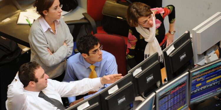 Lo spread rimane stabile a 85 punti base, rendimenti al 4% e cedole dei Btp Short Term al 2,20%