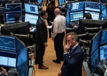 Spread stabile a 81 punti base, ma i rendimenti dei Btp scendono: conviene comprare ora?