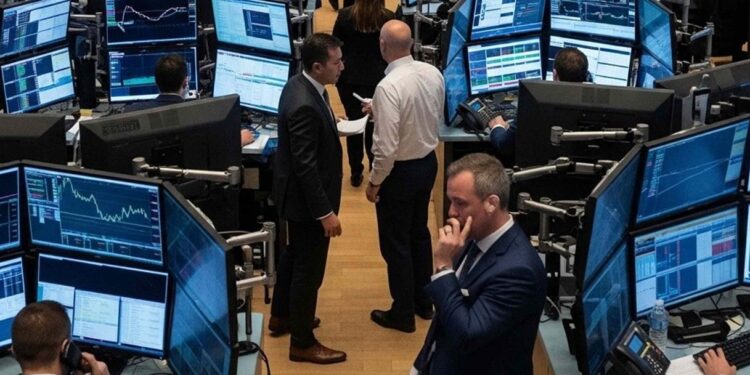 Spread stabile a 81 punti base, ma i rendimenti dei Btp scendono: conviene comprare ora?