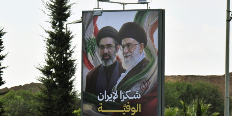 Nyt, Khamenei vorrebbe andare alla tumulazione del padre il 9