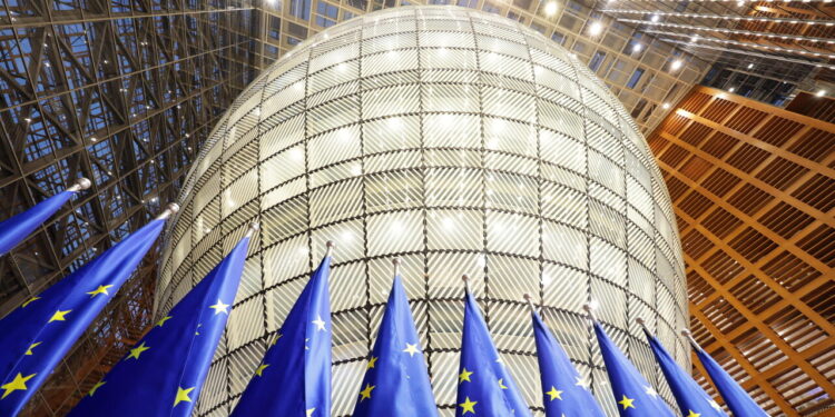 Rapporto del Mes, ‘eurozona sotto pressione, sfide senza precedenti’