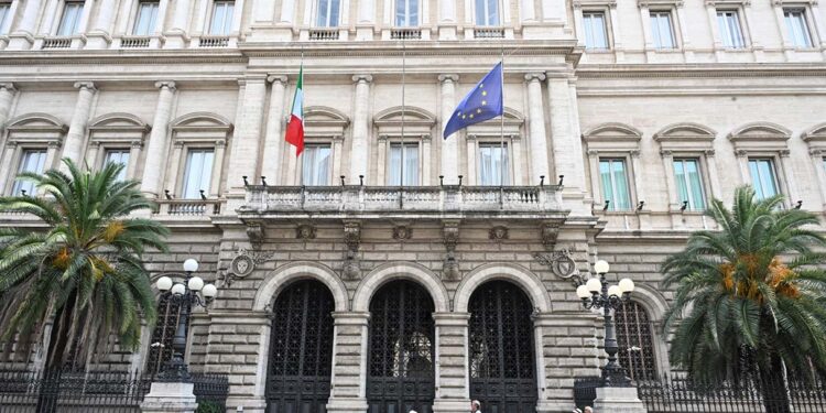 Banca d’Italia, l’economia italiana rallenta: PIL allo 0,6%, consumi più deboli e inflazione al 3,1%