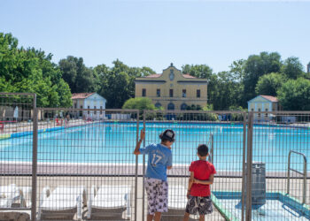 A Milano si tuffa di notte in una piscina pubblica e annega. Indagati gli amici per omissione di soccorso