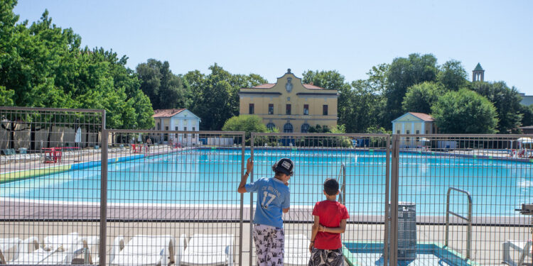 A Milano si tuffa di notte in una piscina pubblica e annega. Indagati gli amici per omissione di soccorso