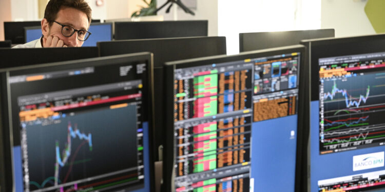 Borsa: Milano cede lo 0,45% con Saipem, Prysmian e Stm