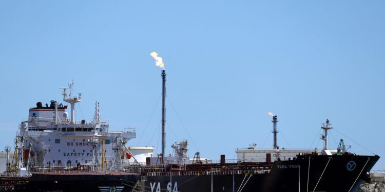Aumento quota Opec+ e transito petroliere a Hormuz frenano prezzo greggio