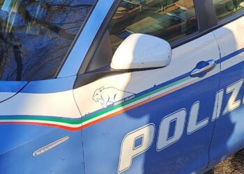 Sequestra coppia in casa sotto minaccia coltelli, arrestato in Versilia