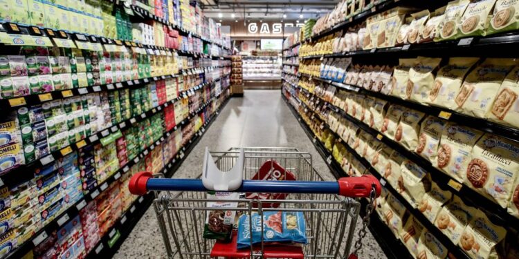 Inflazione in calo al 2,8% a luglio, ma luce e gas continuano a correre