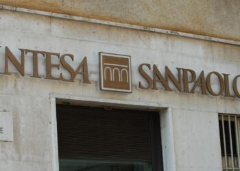 Intesa Sanpaolo, ricavi e utile battono le attese. Promossa da Jefferies, più cauta Kbw