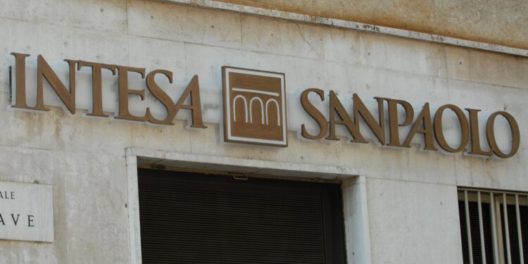 Intesa Sanpaolo, ricavi e utile battono le attese. Promossa da Jefferies, più cauta Kbw